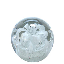 Charger l&#39;image dans la galerie, Sulfure en cristal moyen modele. Une base blanche, surplombée d&#39;un motif floral blanc