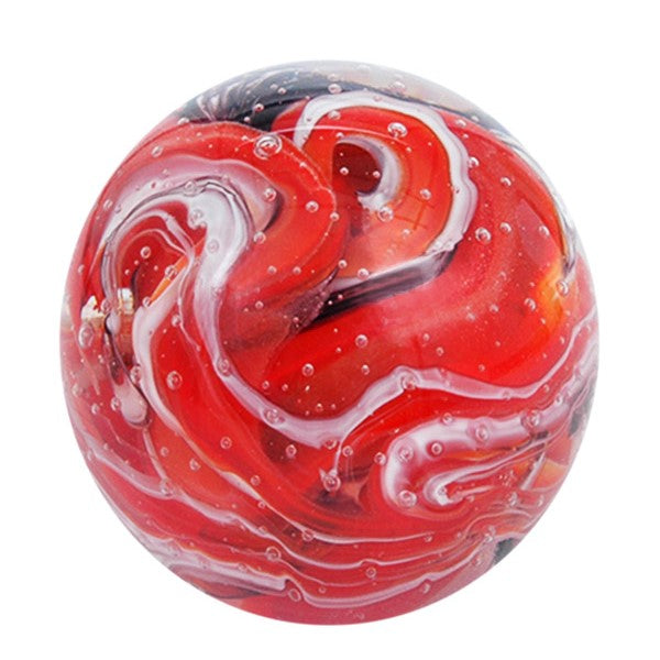 Un mélange de rouge, de blanc et de noir donne un caractère unique à cet objet de décoration