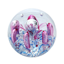 Charger l&#39;image dans la galerie, Sulfure en cristal moyen modèle. Un mélange de rosé et de bleu cobalt donne un caractère unique à cet objet de décoration 
