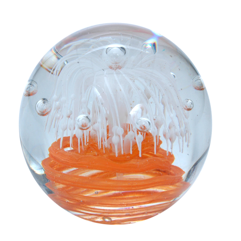 Sulfure en cristal grand model. Une base orange, surplombée par un motif  floral blanc