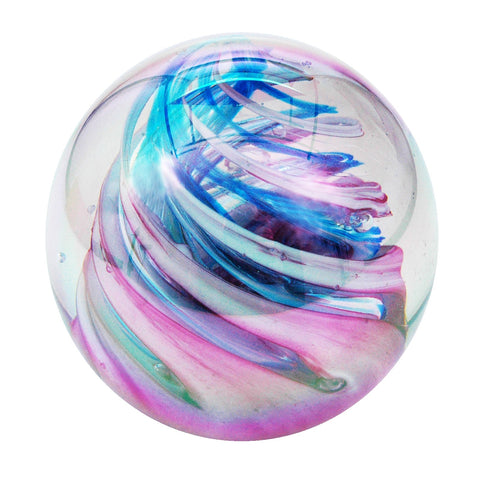 Sulfure Presse Papier en Cristal, modèle Purple Vortex. Un tourbillon hypnotisant, avec des nuances de rose, violet et bleu qui s'entrelacent et agrémenté de reflets argenté pour un rendu moderne et original. 