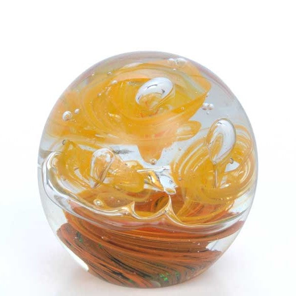 Sulfure en cristal moyen modèle. Des nuances de différent orange, un un mouvement de spirale donne un caractère unique à cet objet de décoration