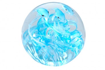 Sulfure Presse Papier en Cristal modèle "La Nage des Dauphins". Sulfure entièrement faite à la main, en FRANCE par la Cristallerie KLEIN. Un trio de dauphins dans un décor bleu turquoise qui rappelle la beauté des fonds maris.  